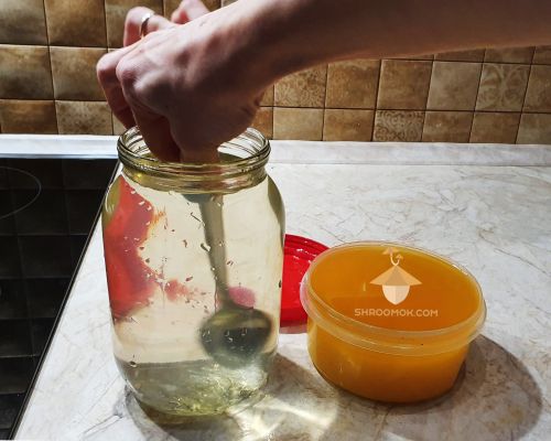 Honey water for soaking mushroom cake