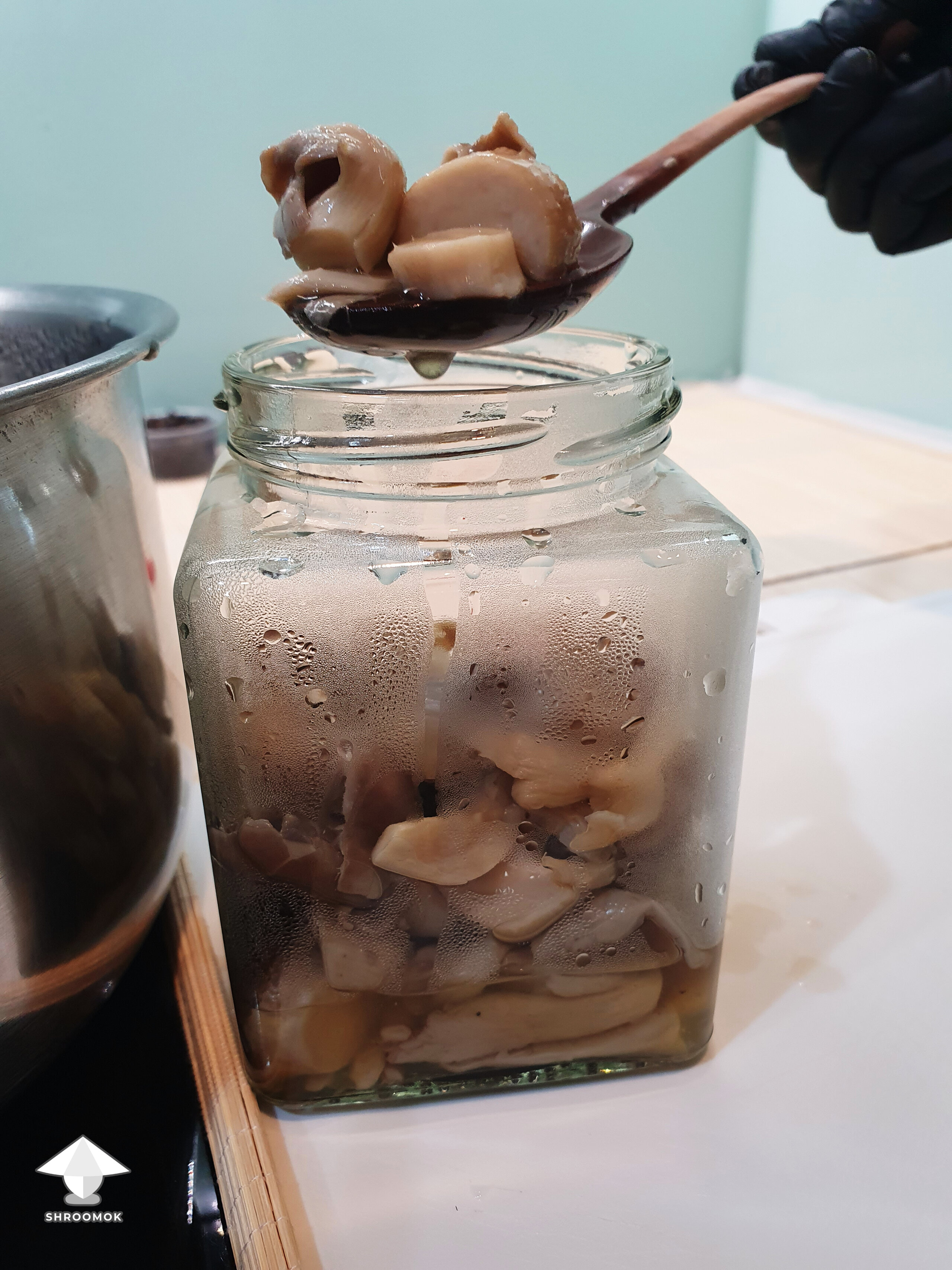 Fill jars with cooked mushrooms in brine