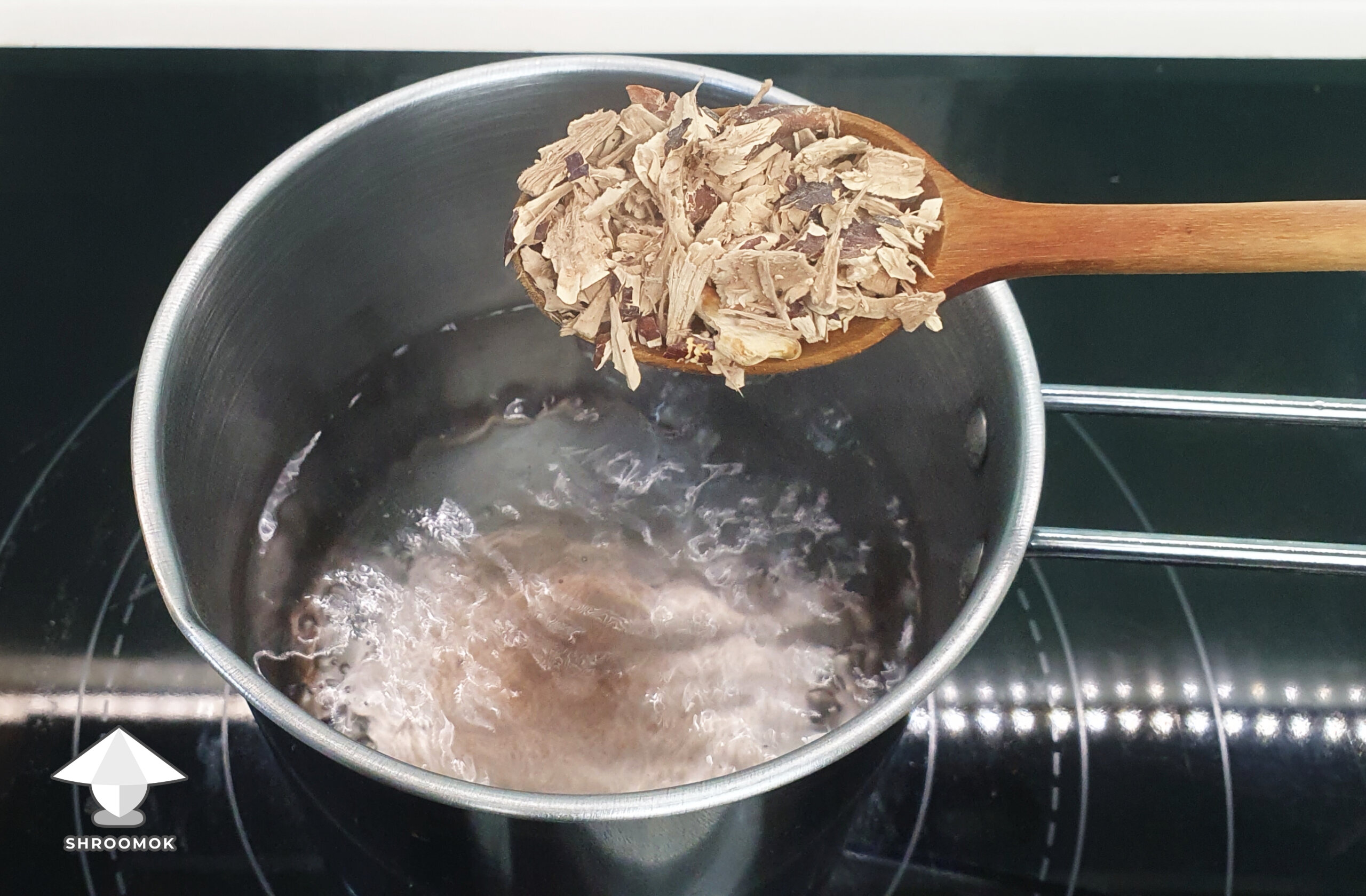 Add dry ground reishi to boiling water for brewing