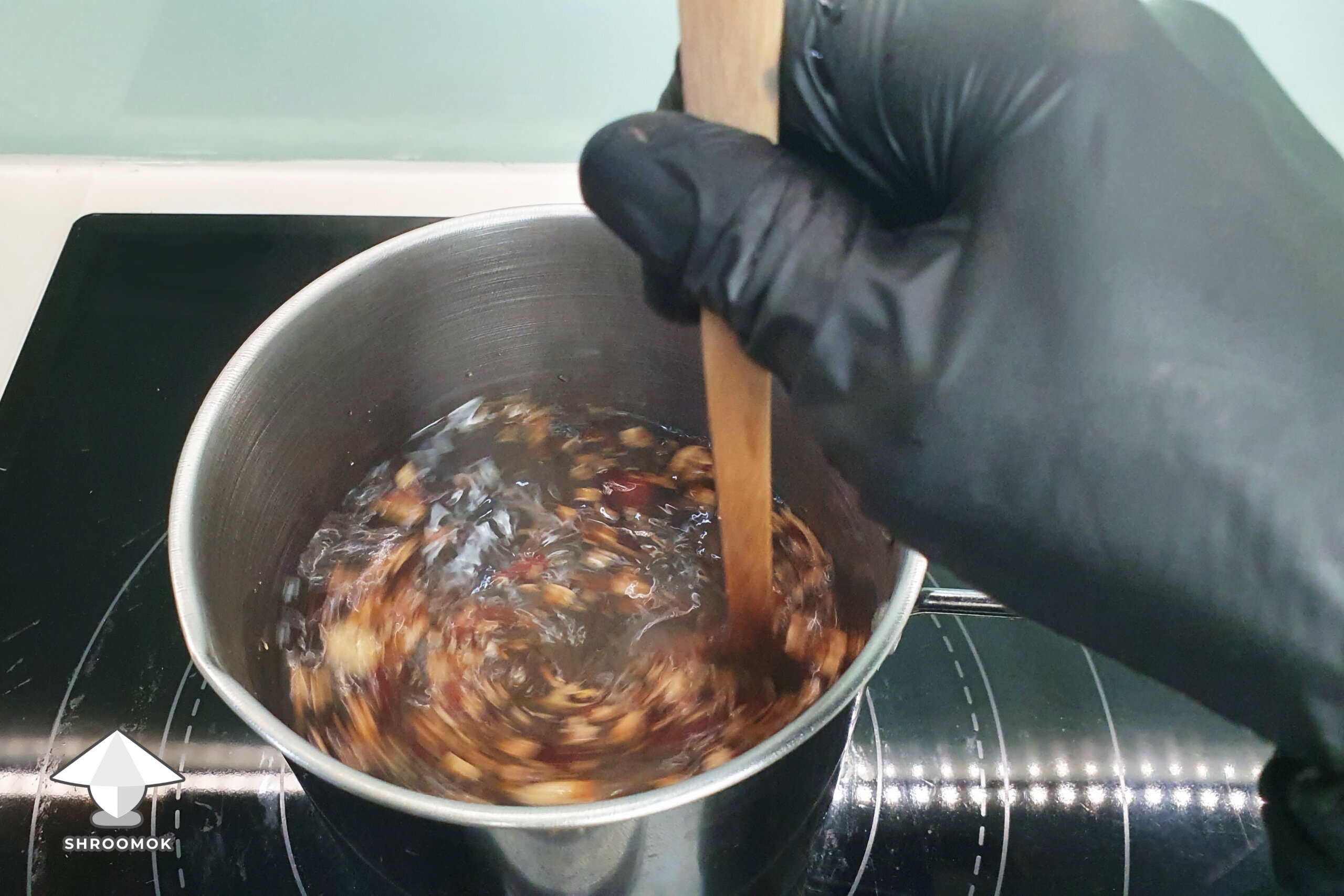 Mix well and simmer reishi over low heat to brew