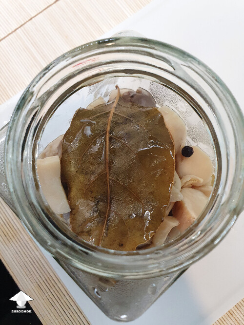 Put cooked mushrooms with spices, bay leaves, and broth in jar