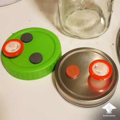 Modified lids for liquid culture